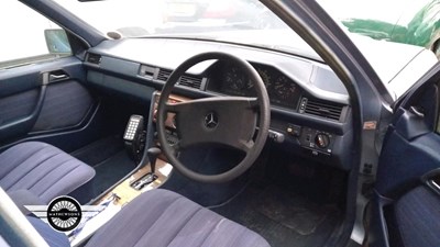 Lot 4 - 1987 MERCEDES 300 E AUTO