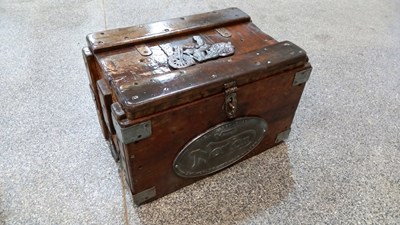 Lot 715 - NORTON BOX COFFEE TABLE