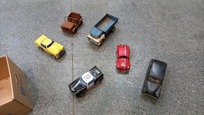 Lot 719 - BOX OF TIN PLATE CARS