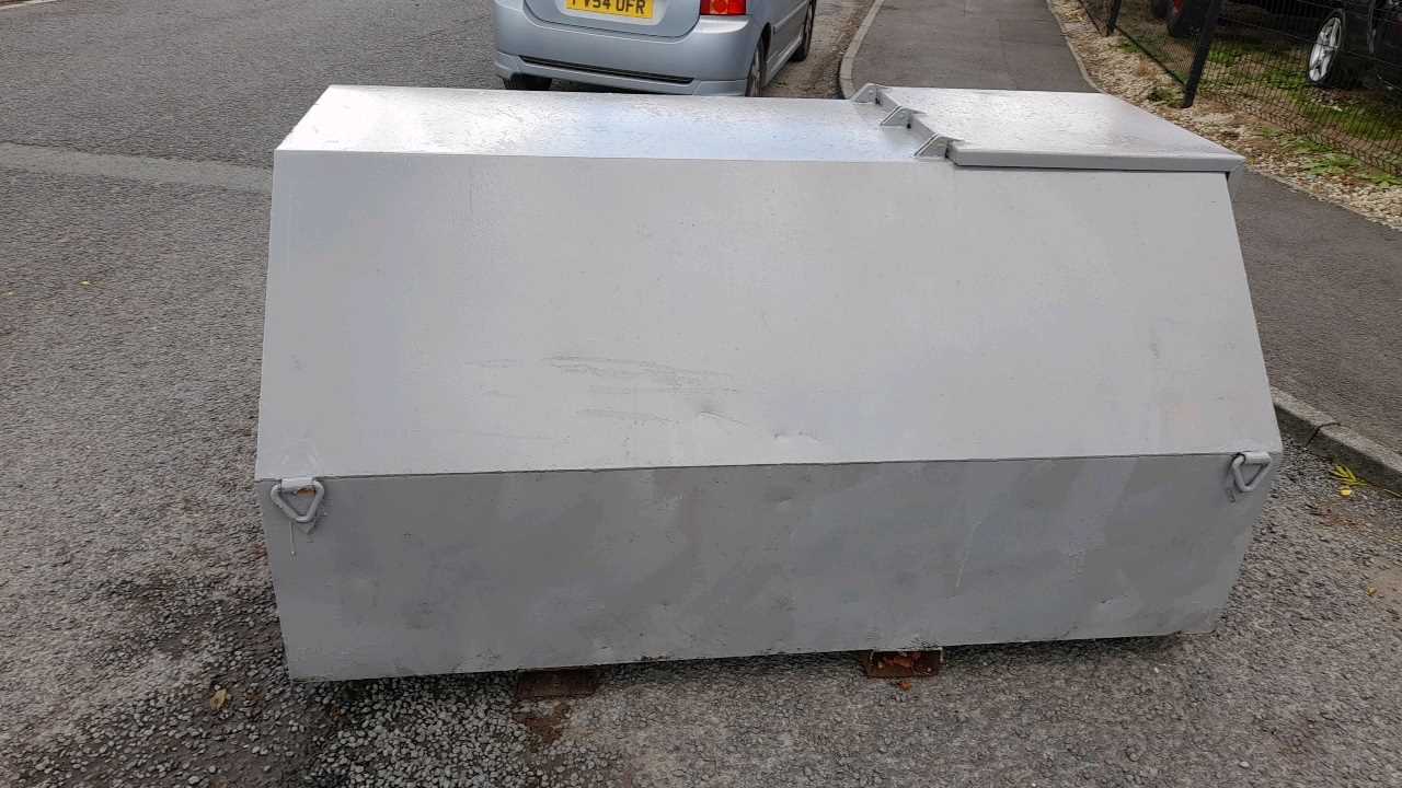 Lot 611 - BUNDED 1000 LITRE METAL FUEL TANK