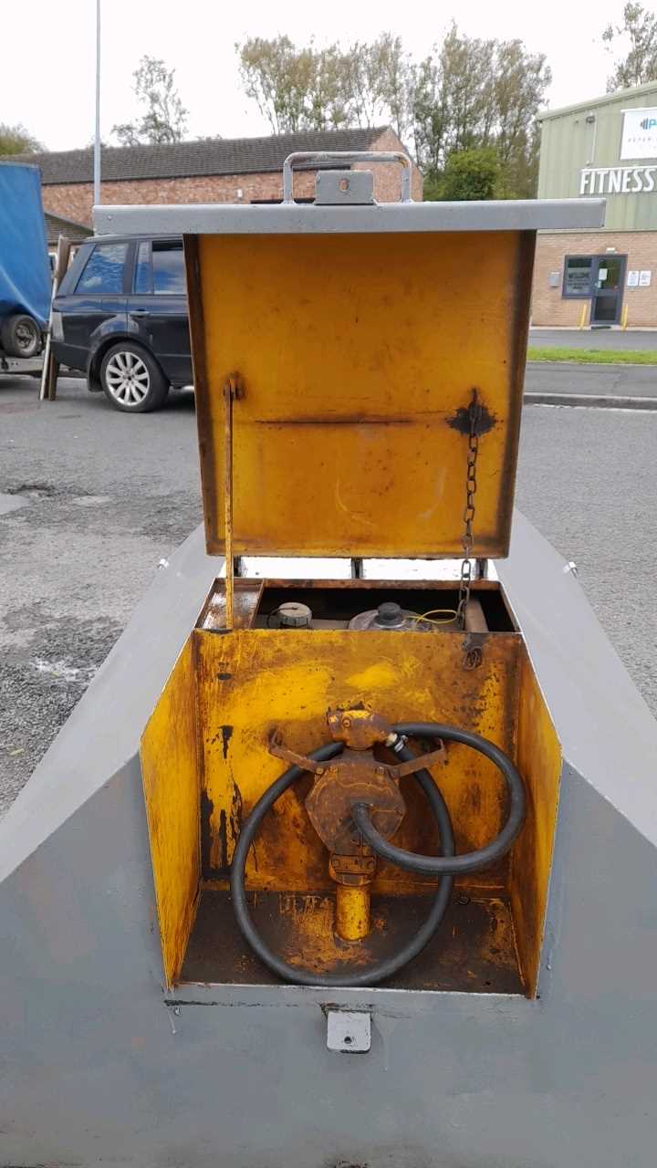 Lot 3 BUNDED 1000 LITRE METAL FUEL TANK