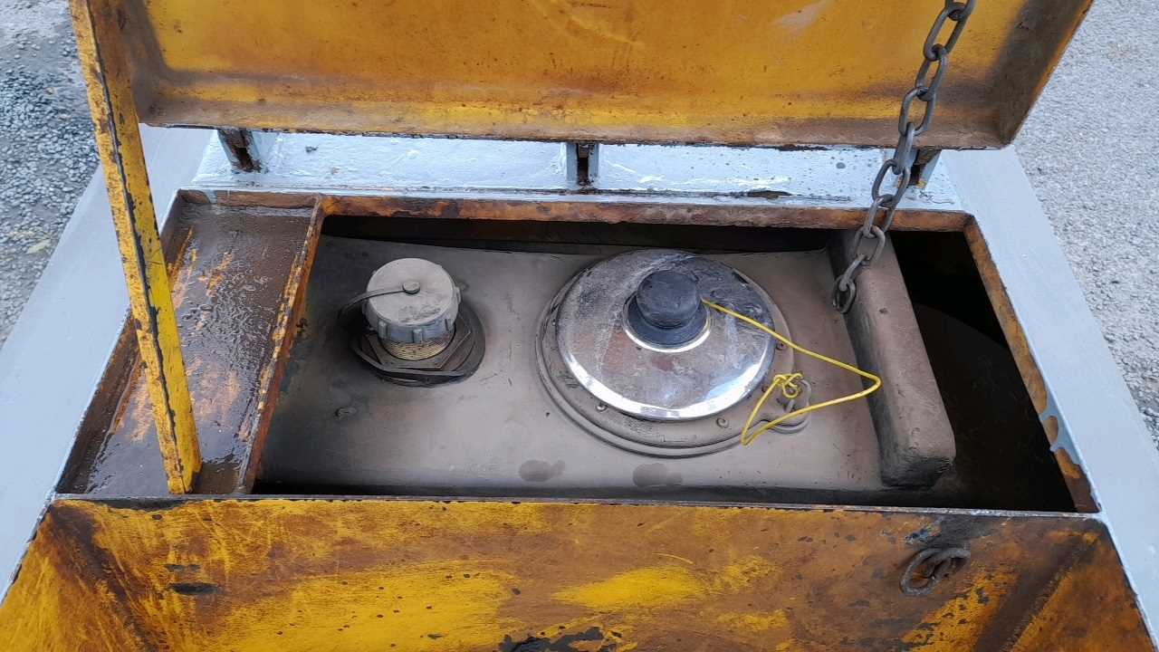 Lot 3 BUNDED 1000 LITRE METAL FUEL TANK