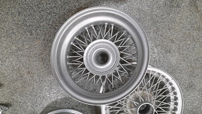 Lot 813 - SET OF 5 REFURBISHED 472 J14 MG WIRE WHEELS & NOCK OF HUB CONVERSION KIT
