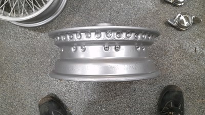 Lot 813 - SET OF 5 REFURBISHED 472 J14 MG WIRE WHEELS & NOCK OF HUB CONVERSION KIT