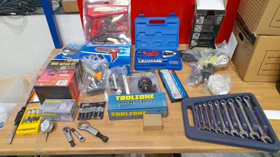 Lot 825 - BOX OF VARIOS TOOLS