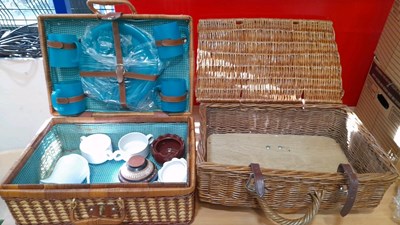 Lot 855 - 2X PICNIC BASKETS 1 EMPTY 1 PART FULL