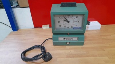 Lot 811 - FACTORY CLOCKING IN MACHINE , WORKING ORDER WITH KEY