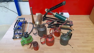 Lot 894 - BOX OF OIL CANS & FOOT PUMPS