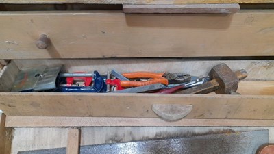 Lot 836 - WOODWORKING TOOL BOX + TOOLS & ELECTRIC POLISHER