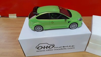 Lot 409 - FORD FOCUS RS MK2 IN ULTIMATE GREEN 1.18 SCALE MODEL BY OTTO MODELS