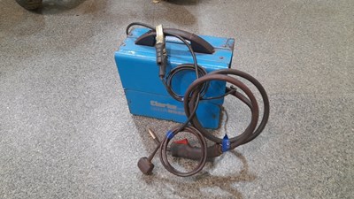 Lot 775 - CLARKE GASLESS MIG WELDER 85ENB