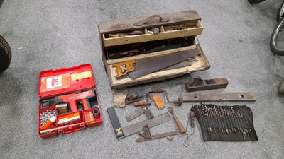 Lot 863 - BOX OF WOODWORKING TOOLS & HILTI NAIL/SCREW GUN