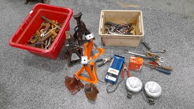 Lot 835 - 2 BOXES OF TOOLS & AXLE STANDS