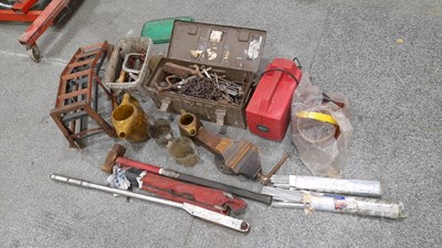 Lot 855 - BOXES OF TOOLS + LARGE VICE,ARC WELDER,RAMPS, TORQUE WRENCH