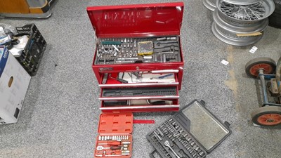 Lot 813 - CLARKE TOOL BOX WITH SOME TOOLS