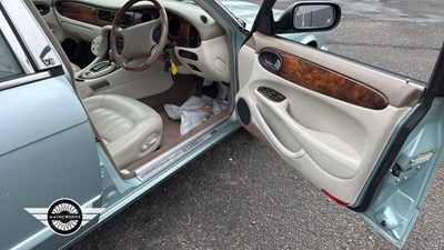 Lot 762 - 1999 JAGUAR SOVEREIGN V8 AUTO