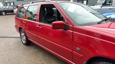 Lot 66 - 1999 VOLVO V70 SE T5