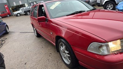 Lot 66 - 1999 VOLVO V70 SE T5