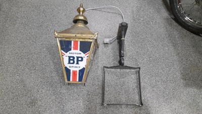 Lot 143 - VINTAGE STYLE BP MOTOR SPIRIT BRASS LAMP & WALL BRACKET 26" TALL