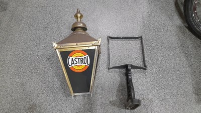 Lot 321 - VINTAGE STYLE WAKEFIELD CASTROL BRASS LAMP & WALL BRACKET