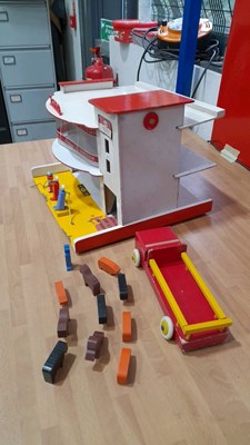 Lot 563 - WOODEN CHILD'S GARAGE + WOODEN TRUCK WITH ANIMALS