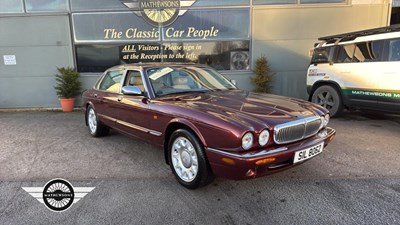 Lot 138 - 1998 DAIMLER SUPER V8 AUTO