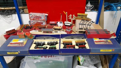 Lot 373 - HORNBY OO GAUGE CLOCKWORK TRAIN SET