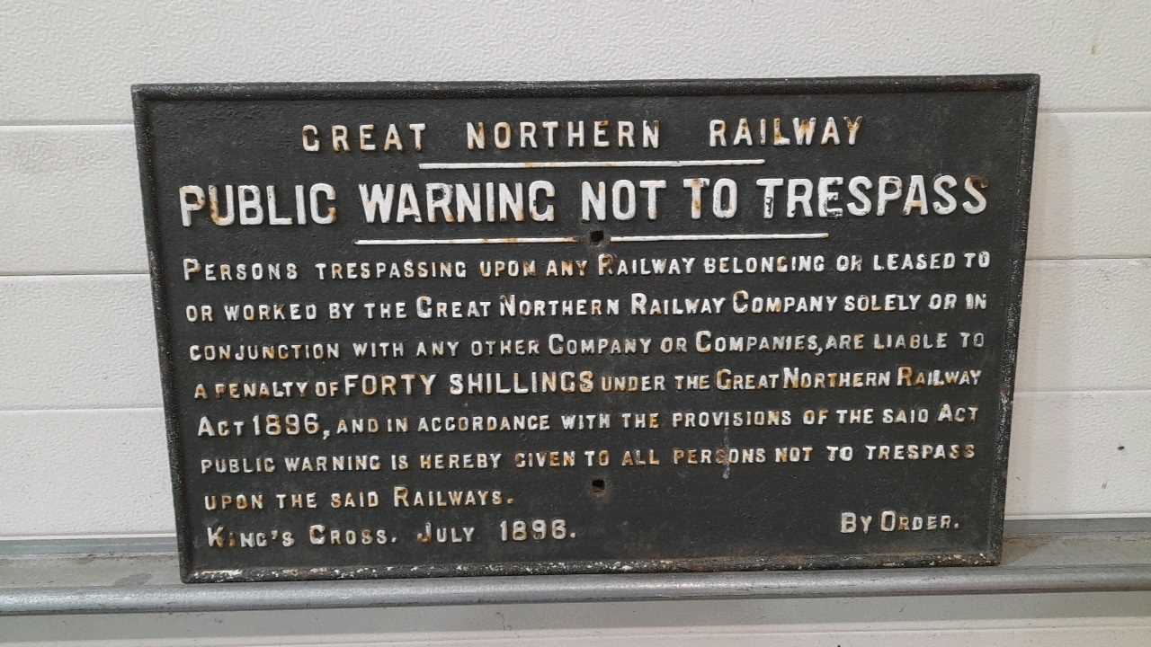 Lot 103 - GREAT NORTHERN RAILWAY WARNING CAST IRON SIGN 24" X 16"