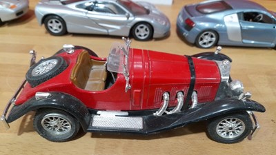 Lot 553 - SELECTION OF 1/24 SCALE DIE CAST MODELS