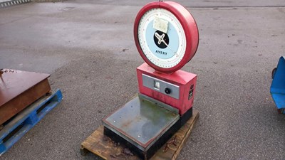 Lot 695 - AVERY WEIGHING SCALES