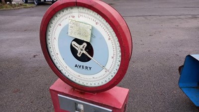 Lot 695 - AVERY WEIGHING SCALES