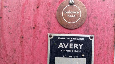 Lot 695 - AVERY WEIGHING SCALES