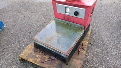 Lot 695 - AVERY WEIGHING SCALES
