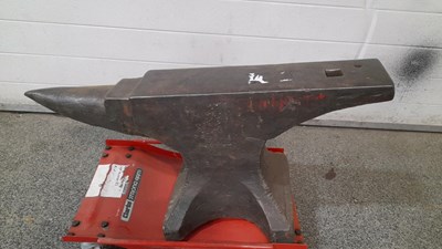 Lot 813 - LARGE BLACK SMITH ANVIL