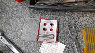 Lot 647 - TOOL BOX WITH TOOLS , OIL CAN + MAKITA DRILL