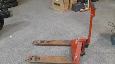 Lot 9 - PALLET TRUCK