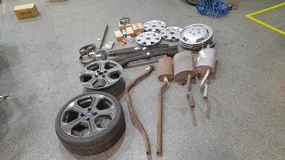 Lot 231 - FORD PARTS BUNDLE