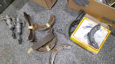 Lot 831 - 6 X BOXES OF CAR RELATED MEMORABILIA