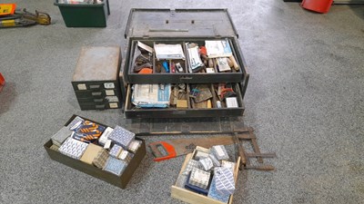 Lot 287 - WOODWORKING TOOL CHEST WITH TOOLS & BOXES OF WOOD SCREWS