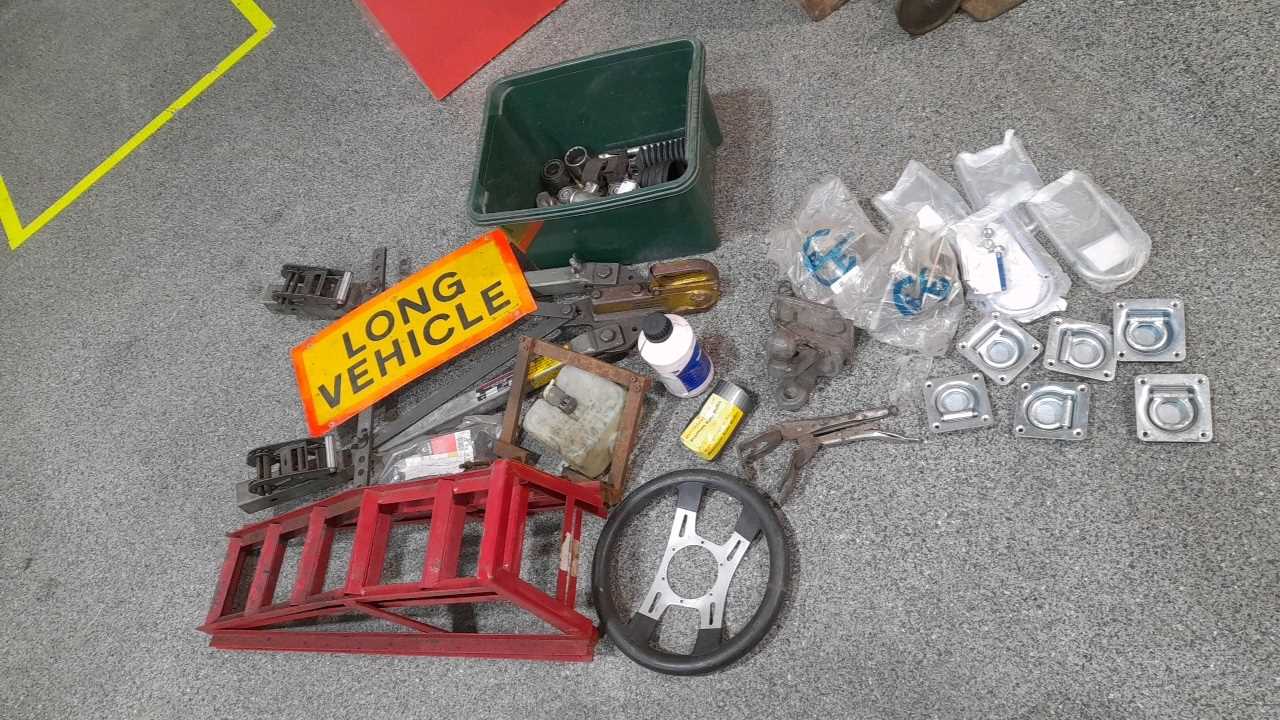 Lot 585 - CAR RAMPS, TOWING PARTS + A FRAME