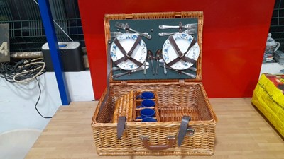 Lot 667 - PICNIC HAMPER