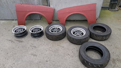 Lot 369 - MK1 FORD ESCORT RS 2000 4X WHEELS & TYRES & PAIR OF FRONT WINGS