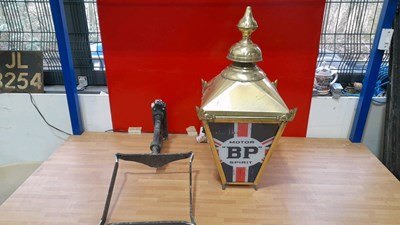 Lot 509 - ANTIQUE STYLE BP BRASS LIGHT WITH MOUNTING BRACKET