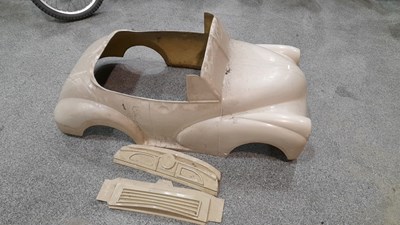 Lot 671 - MORRIS 1000 SCALE MODEL FIBRE GLASS CAR BODY