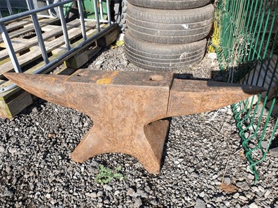 Lot 181 - MEDIUM SIZE ANVIL