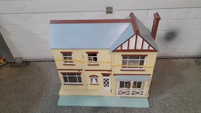 Lot 545 - DOLLS HOUSE