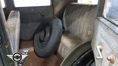 Lot 21 - 1928 RENAULT