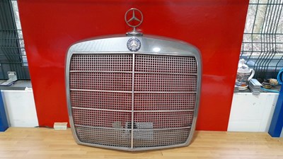 Lot 785 - MERCEDES GRILLE