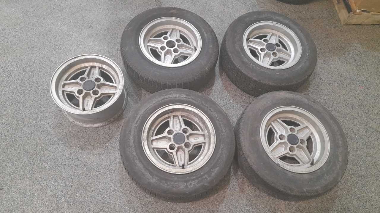 Lot 689 - FORD 4 STUD 13