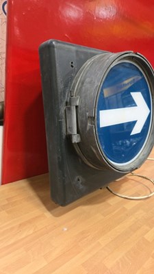 Lot 839 - LIGHT UP TRAFFIC ARROW SIGNAL